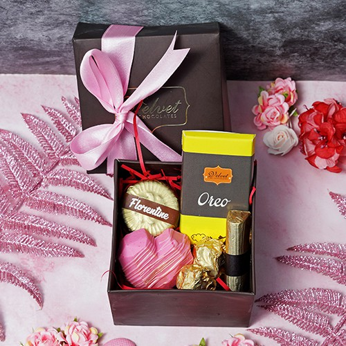 Exquisite Hamper of Chocolaty Treats for Mom
