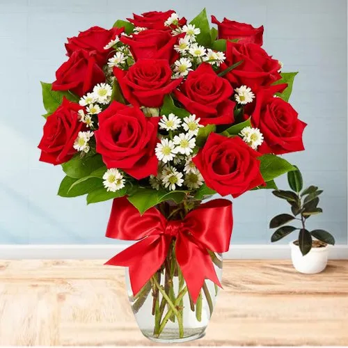 Gift Online Red Roses in a Glass Vase